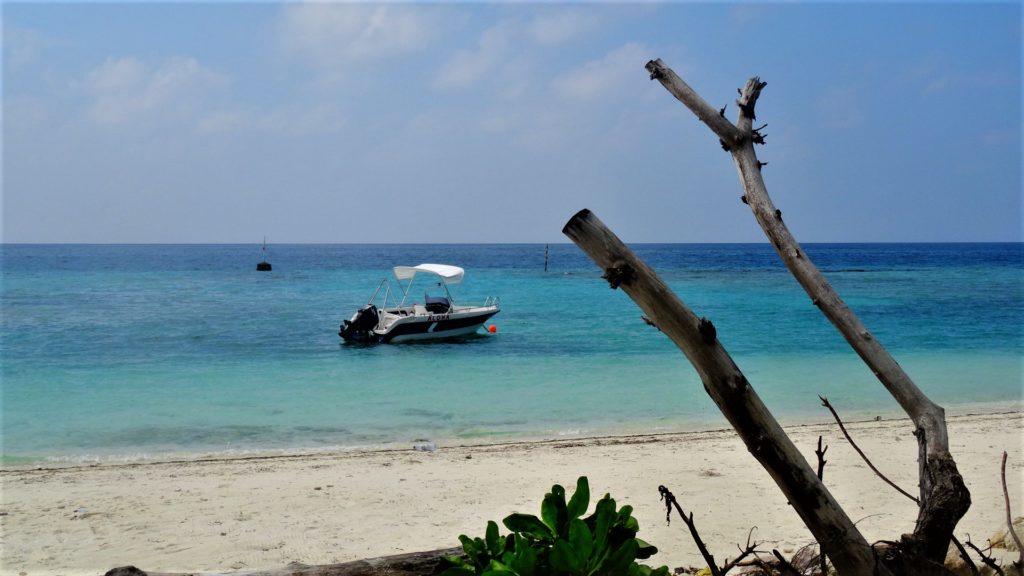 Het strand van Maafushi in de Malediven