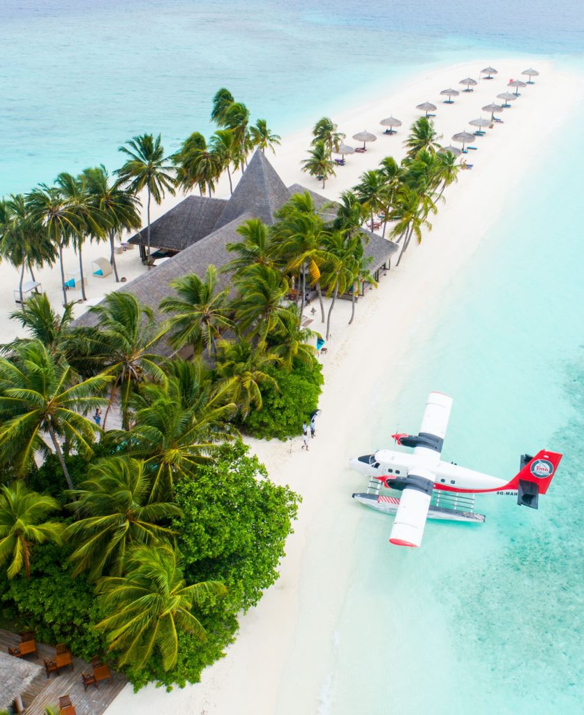 Vliegtuig op eiland in de Malediven
