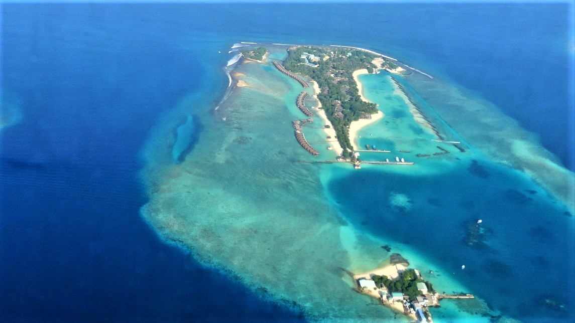 Uitzicht vanaf vliegtuig op eilanden in de Malediven
