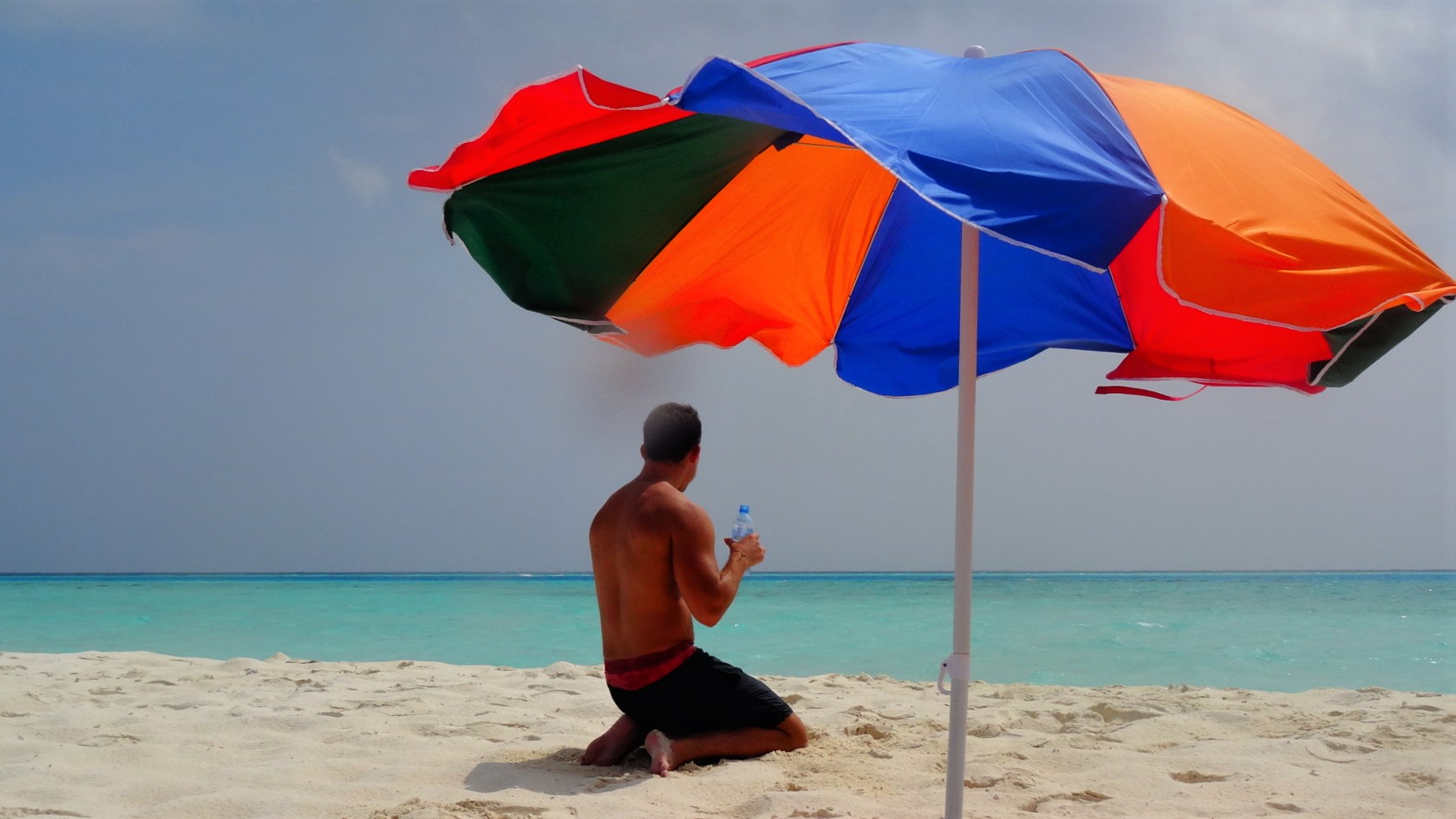 Strand met parasol