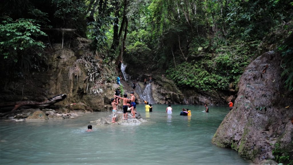 De waterval Ingkumhan falls op Bohol in de Filipijnen
