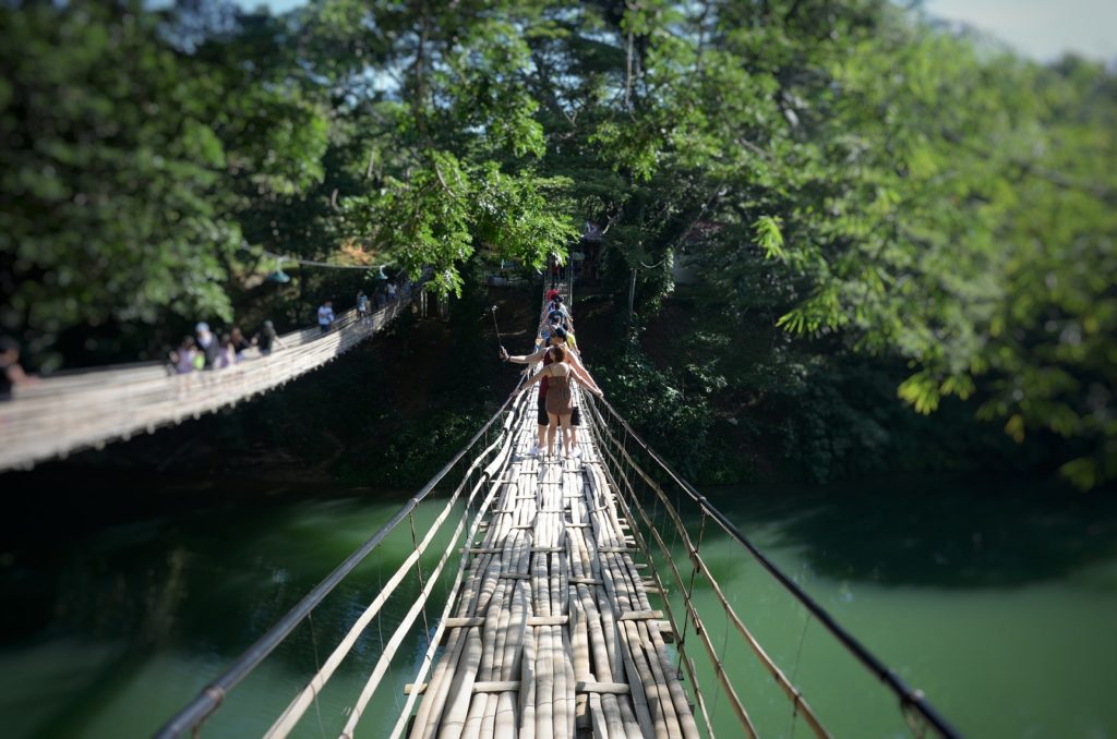 Bamboe brug boven Loboc rivier