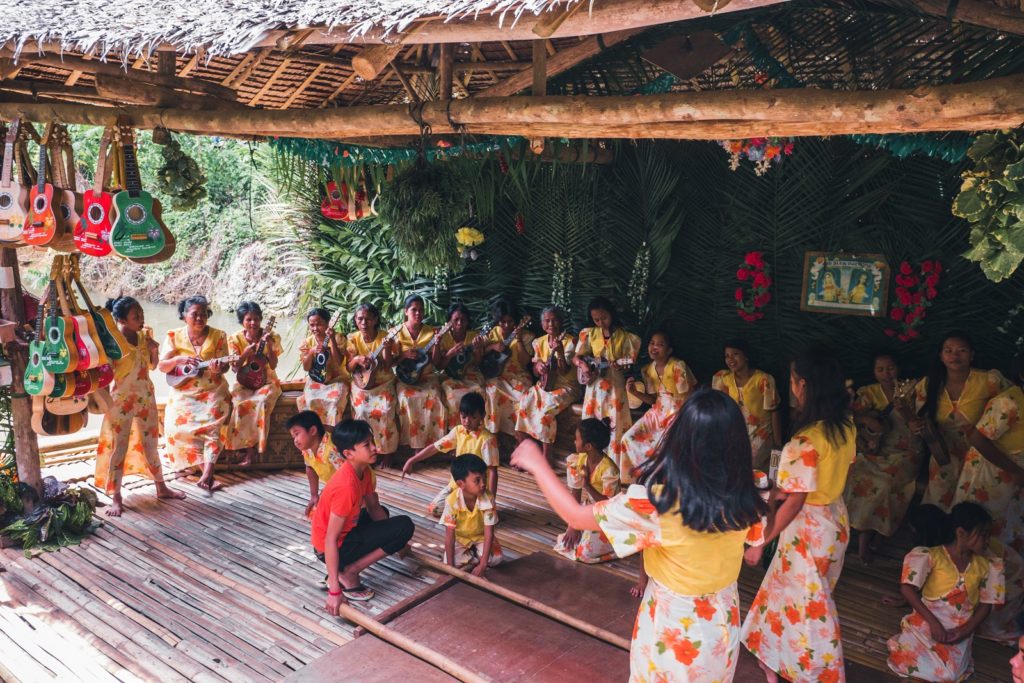 Locals op een boot tijdens de rivier cruise in Loboc