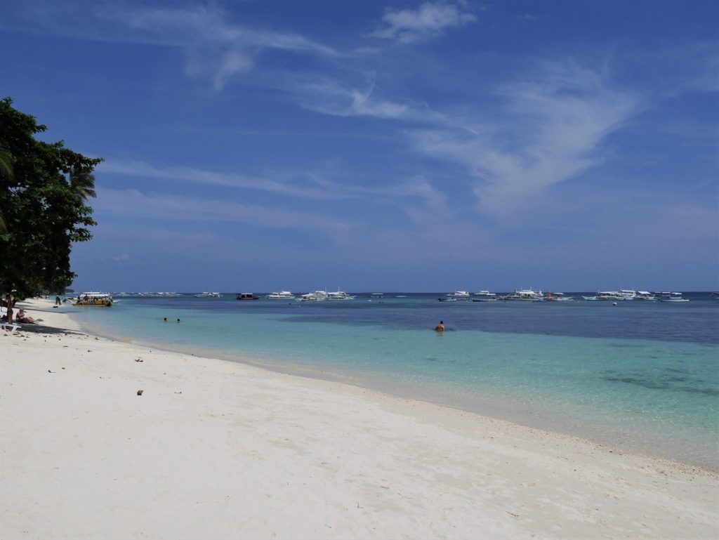 Het strand van Alona Beach in Panglao