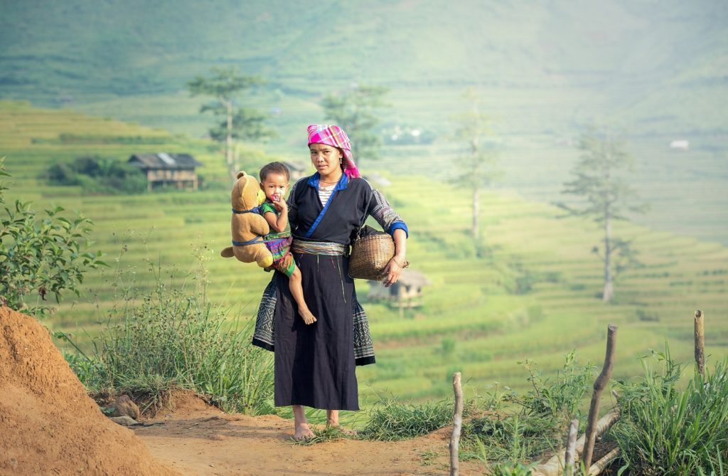 Vrouw met kind bij rijstterrassen in Banaue