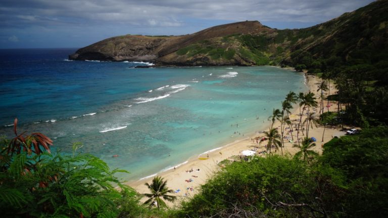 Het strand van Hanauma Bay in Oahu in Hawaii