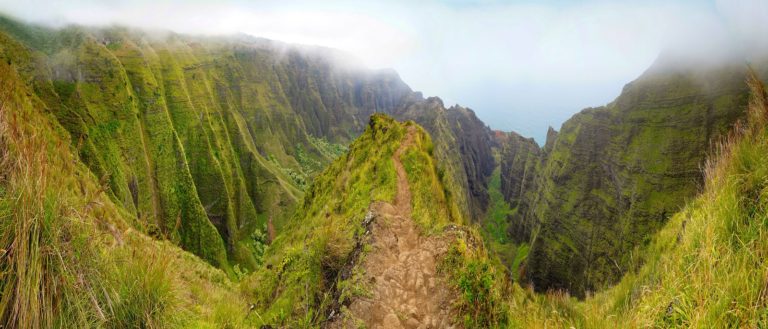 De Waimea Canyon op Kauai tijdens backpacken in Hawaii