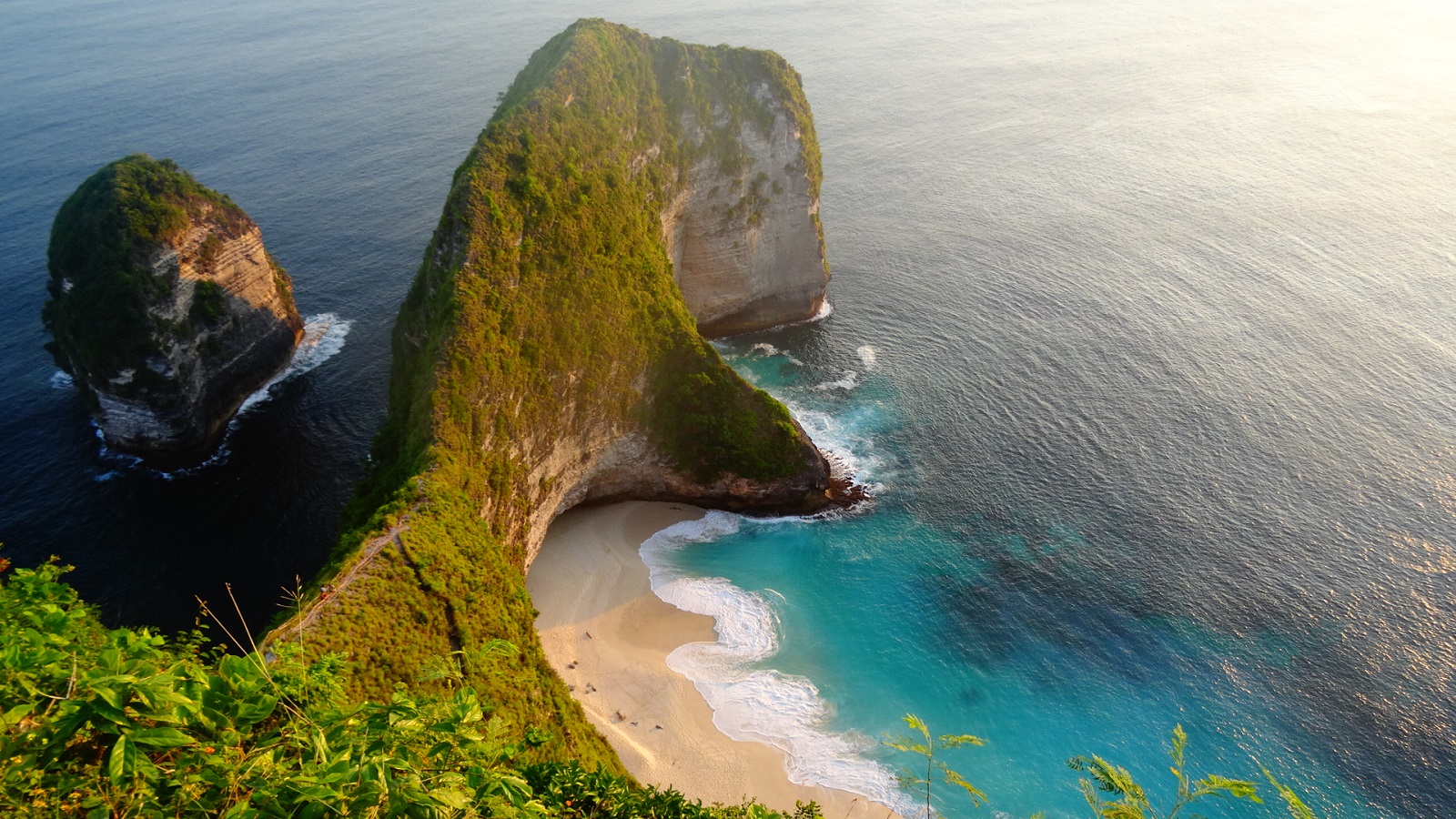 Het strand van Kelingking Beach op Nusa Penida in Indonesië