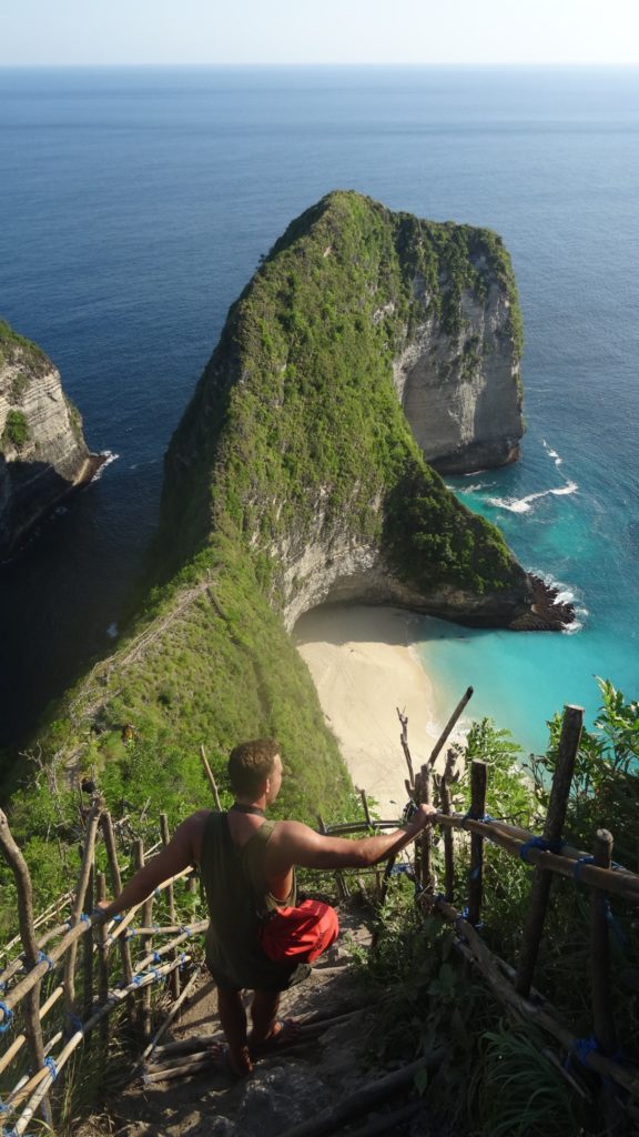 De trap naar Kelingking Beach op Nusa Penida in Indonesië