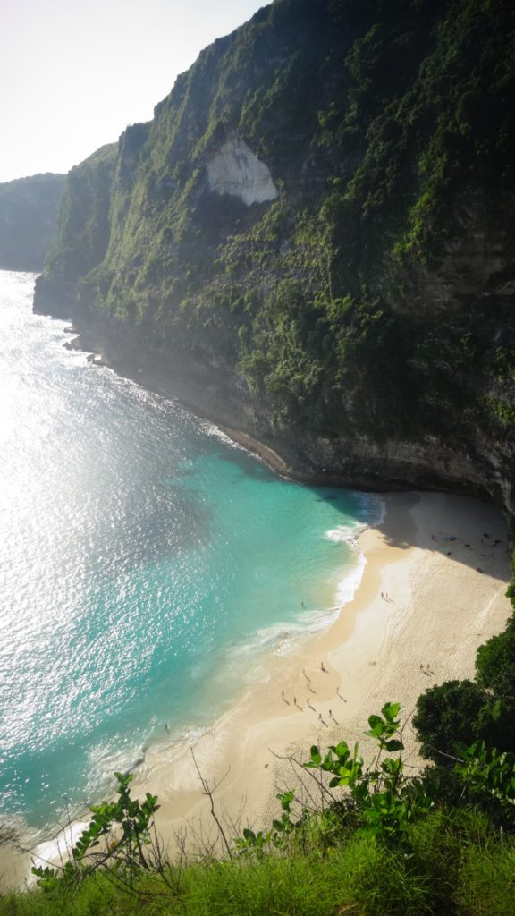 Strand van Kelingking Beach op Nusa Penida in Indonesië