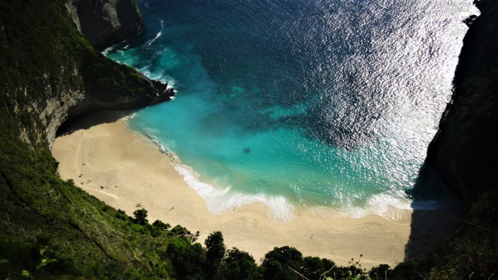 Uitzicht op het strand van Kelingking Beach op Nusa Penida in Indonesië