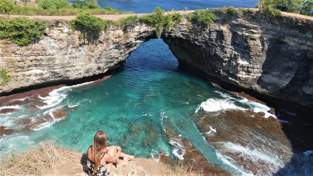 De baai van Broken Beach op Nusa Penida in Indonesië