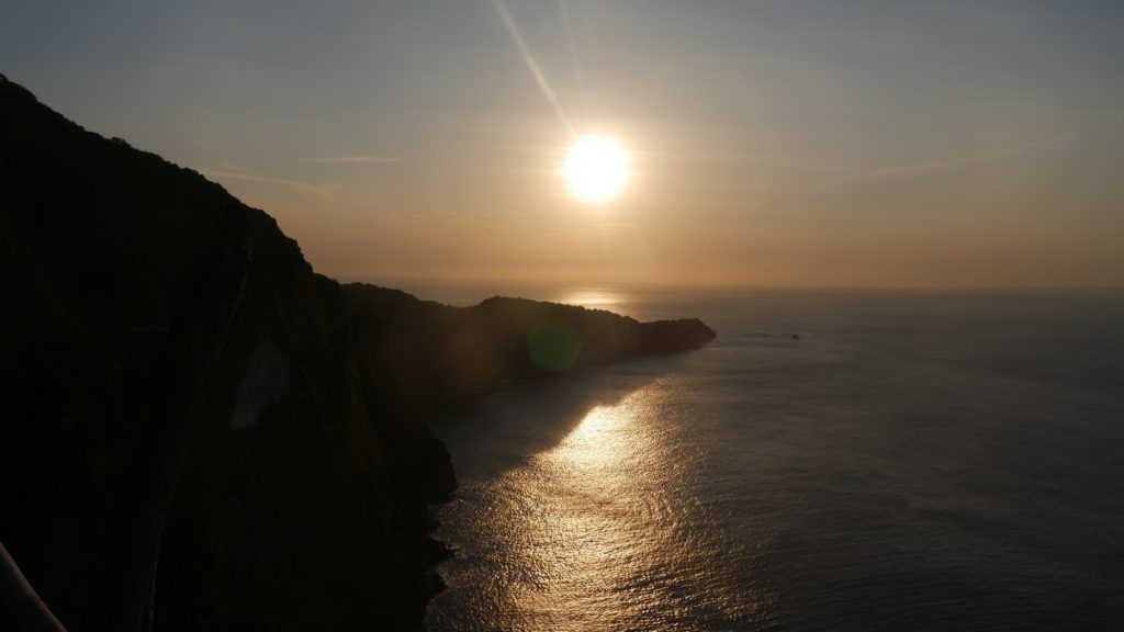 Uitzicht op kliffen vlakbij Banah Cliff op Nusa Penida in Indonesië