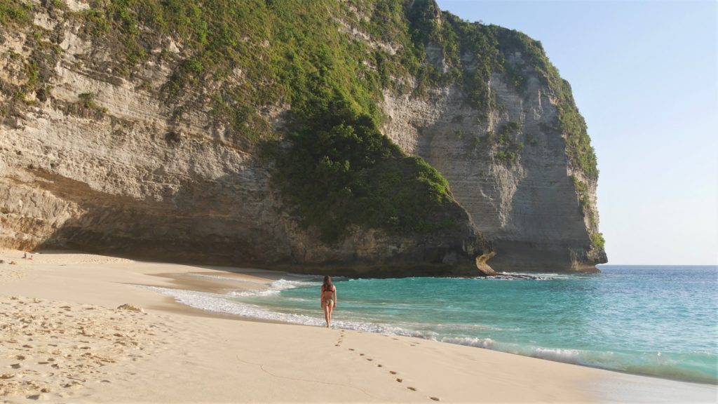 Strand van Kelingking Beach op Nusa Penida in Indonesië