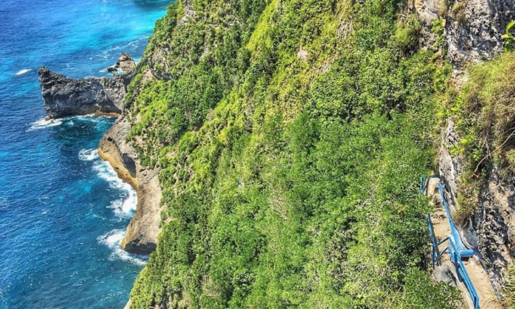 De blauwe trappen langs de kliffen bij de Peguyangan waterval in Nusa Penida in Indonesië