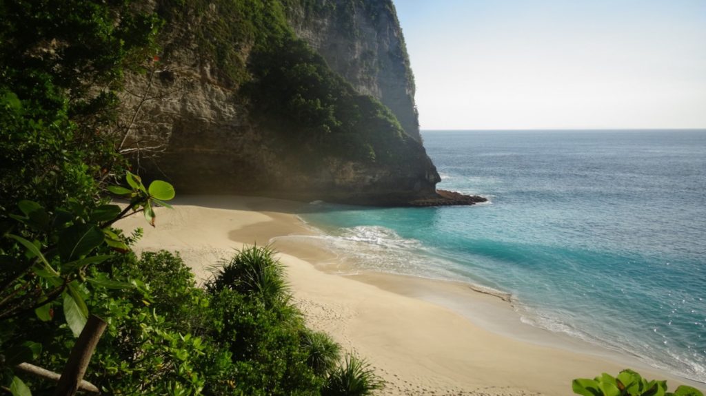 Strand en zee van Kelingking Beach op Nusa Penida in Indonesië