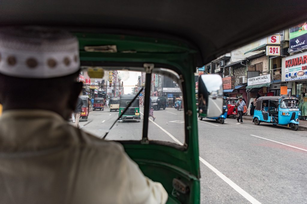 De drukke wegen in de stad Colombo in Sri Lanka