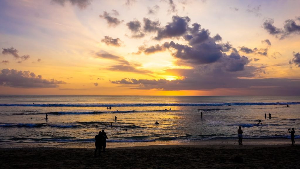 Strand met zonsondergang bij Kuta