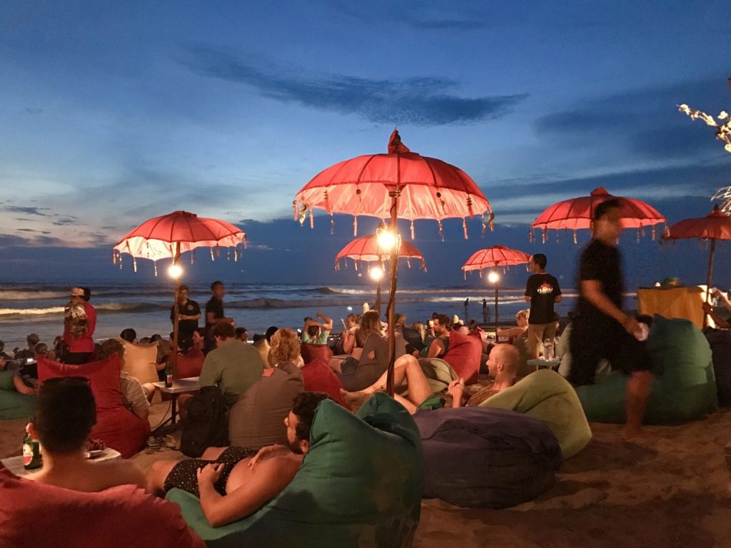 Het strand van Seminyak met zitzakken