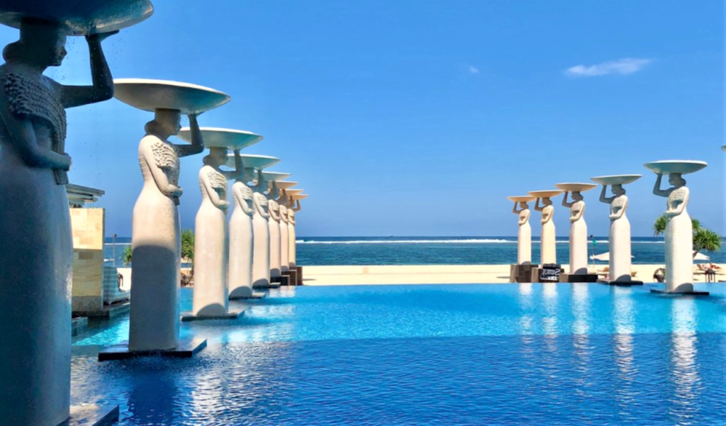 Zwembad met uitzich top zee bij hotel The Mulia