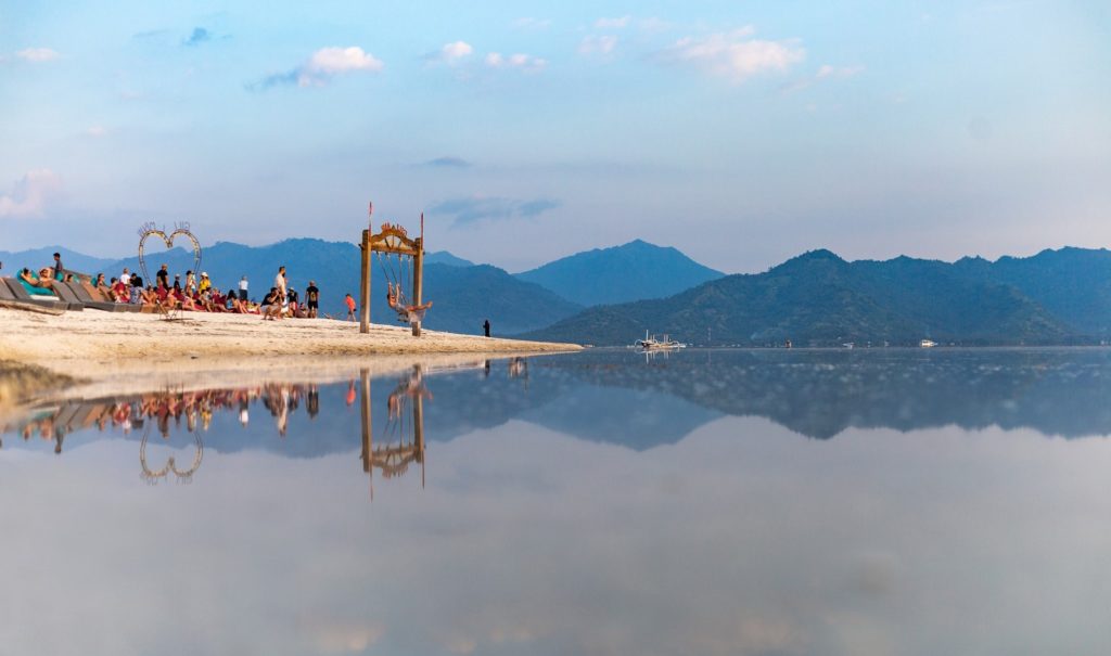 Het strand en de zee met de swing schommel op het eiland Gili Air