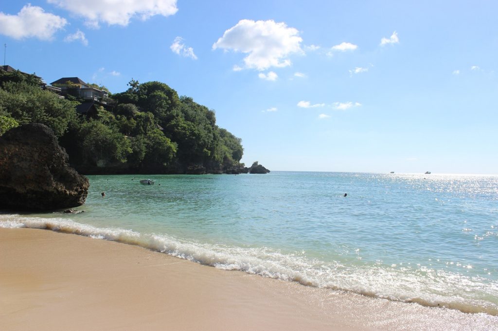 Strand Padang Padang Beachi met zee bij leuke plaatsen in Bali Uluwatu