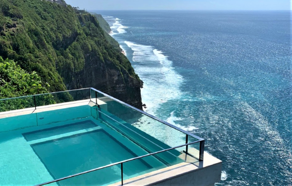 Mooiste zwembad Bali van hotel The Edge bij klif