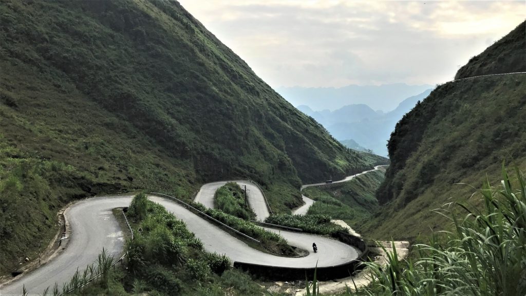 Motor rijdt op weg tussen bergen van Ha Giang Loop in Vietnam