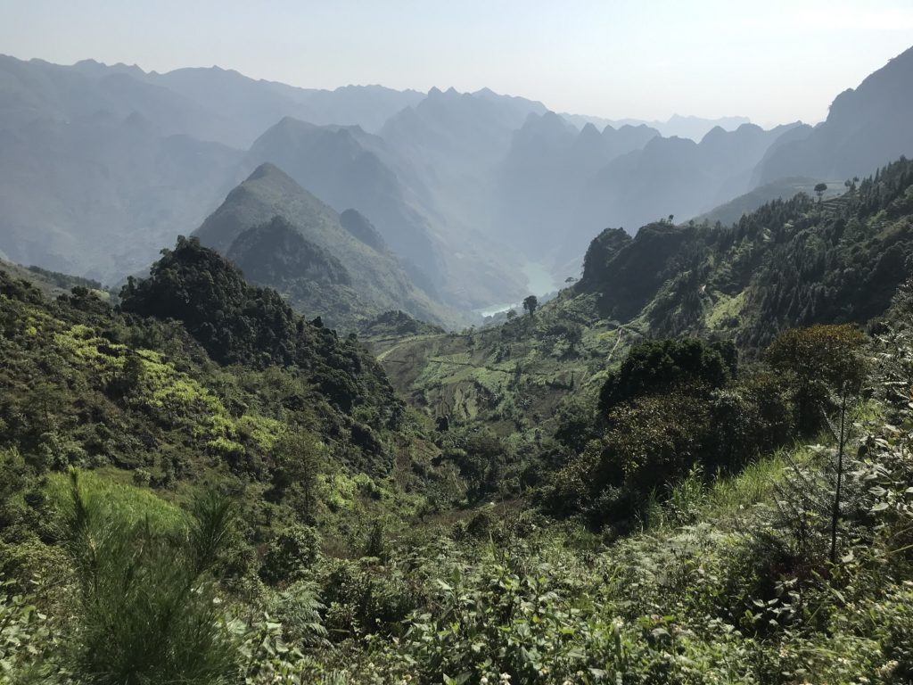 Uitzicht op groene bergen van Ha Giang