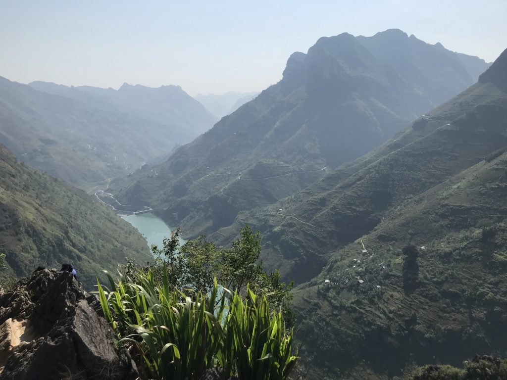 Uitzicht van Ma Pi Leng Pass tijdens motor rijden Ha Giang Loop