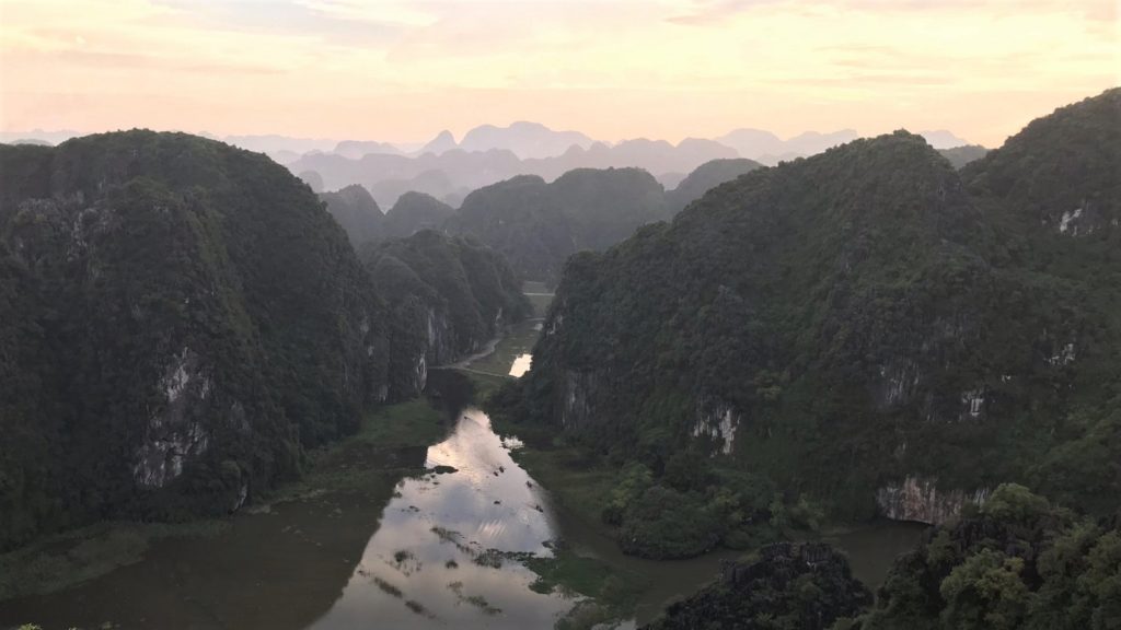 Uitzichtpunt over bergen bij zonsondergang in Ninh Binh